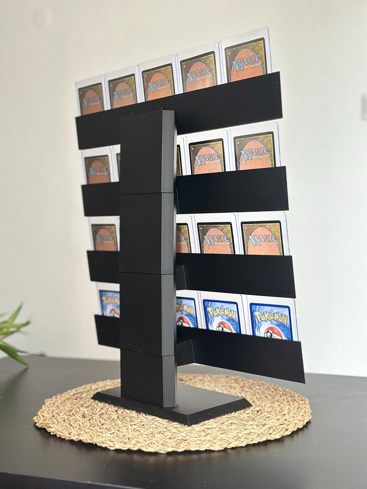 Sammelkarten Display Stand – bis 20 Toploader, 4 Etagen