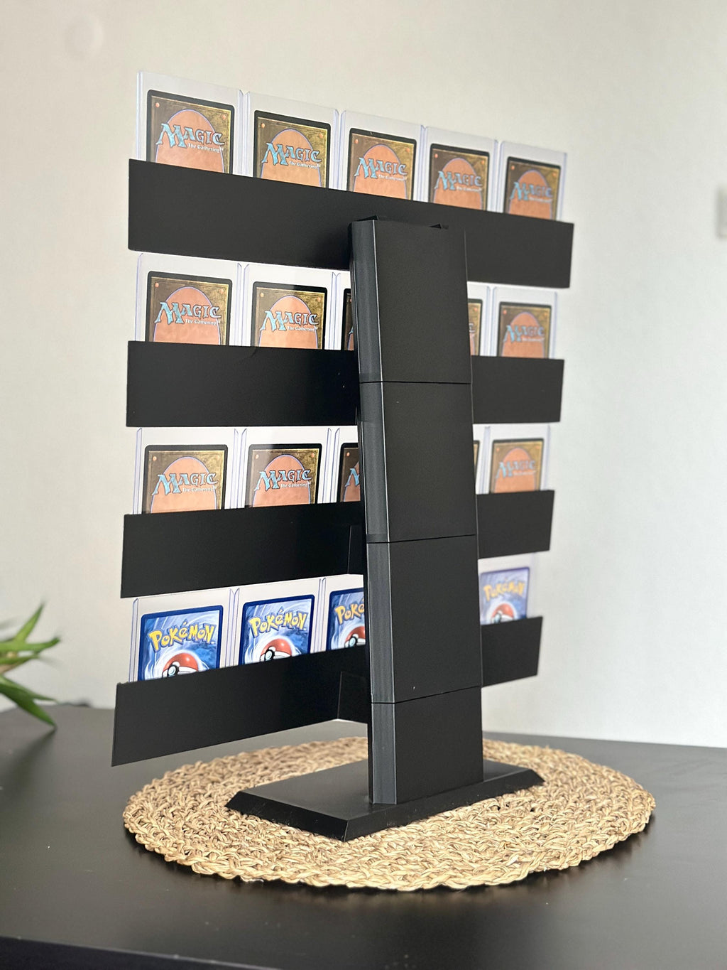 Sammelkarten Display Stand – bis 20 Toploader, 4 Etagen