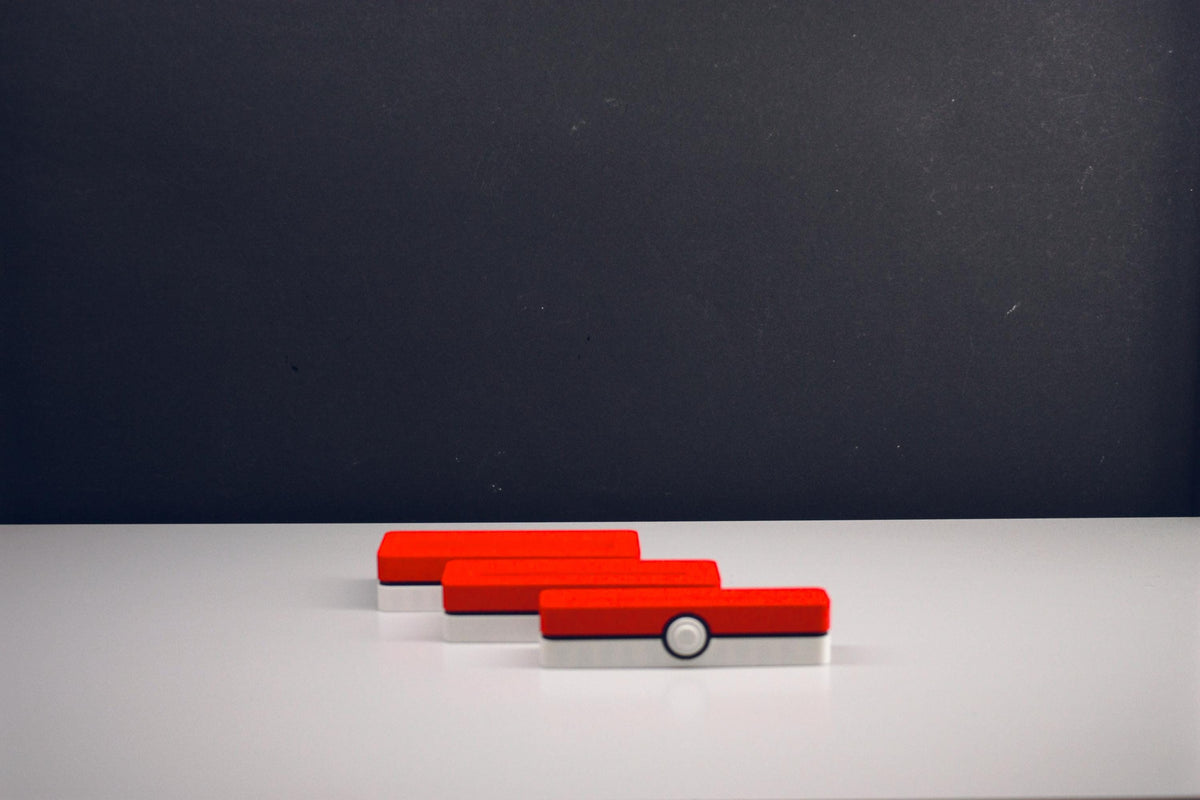 Pokeball Ständer für Sammelkarten – Toploader & One Touch