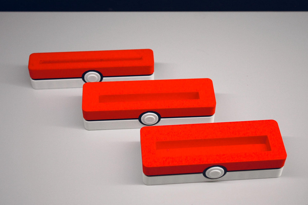 Pokeball Ständer für Sammelkarten – Toploader & One Touch