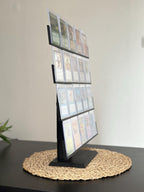 Sammelkarten Display Stand – bis 20 Toploader, 4 Etagen