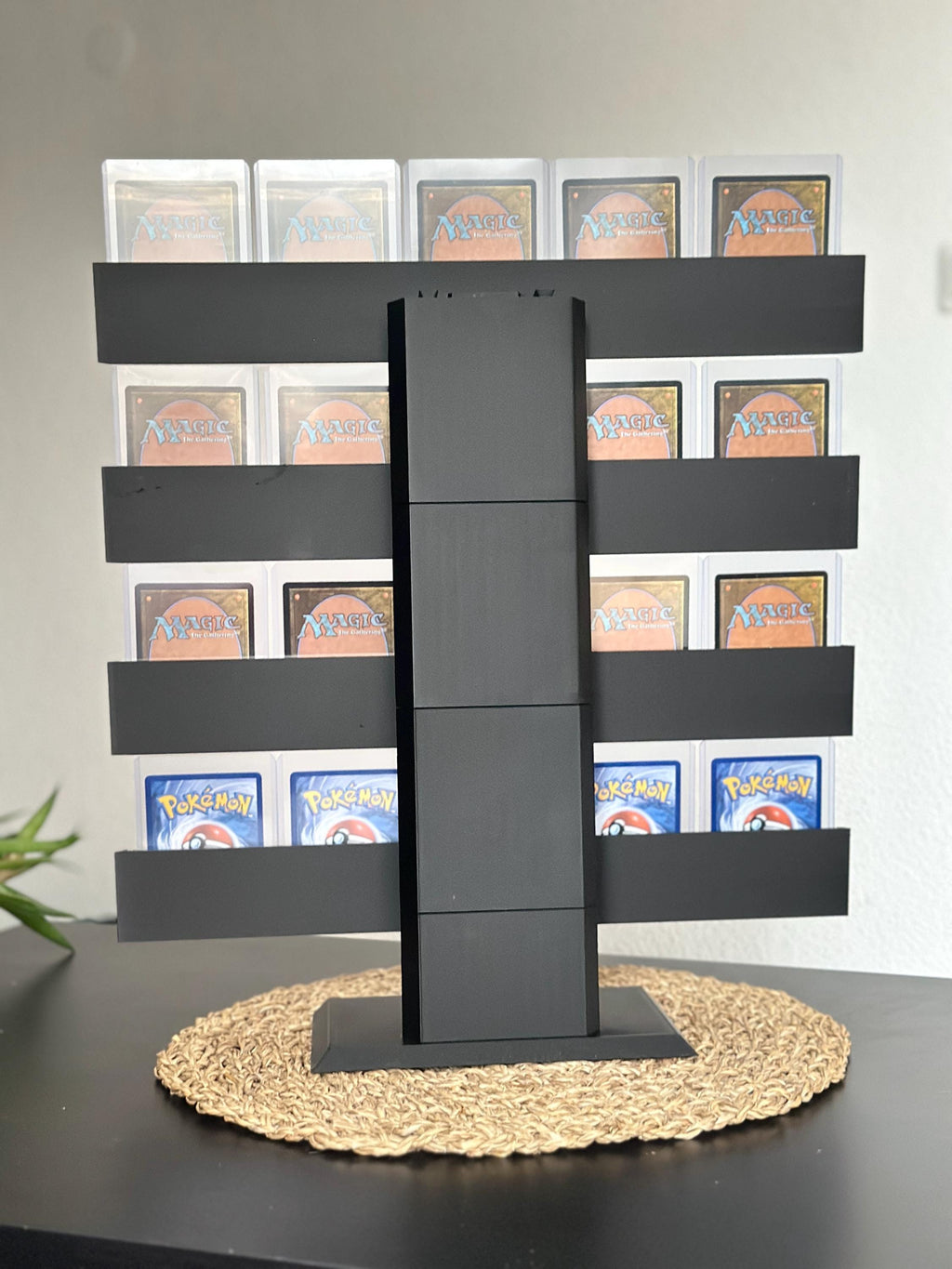 Sammelkarten Display Stand – bis 20 Toploader, 4 Etagen